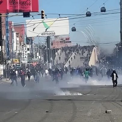 Polícia usa gás lacrimogêneo contra manifestantes na Bolívia
