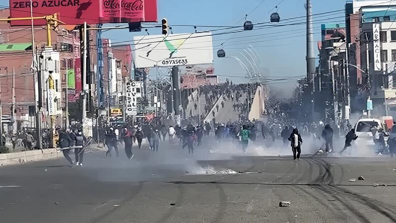 Polícia entra em confronto com manifestantes em El Alto, na Bolívia