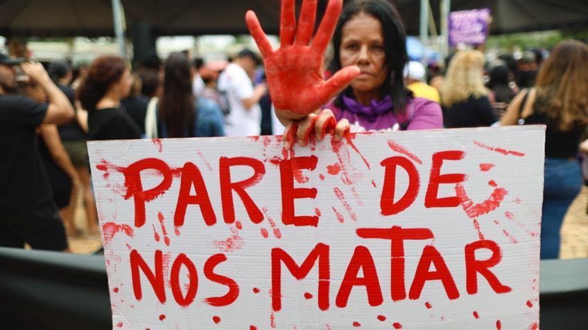 Na imagem, manifestante durante ato em Brasília contra o aumento do número de casos de feminicídio