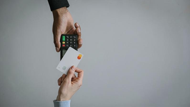 Máquina de cartão usada em transação financeira; STJ analisa disputa entre Itaúcard e PagSeguro sobre fraude com maquininha