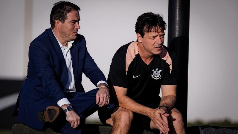 Marcelo Paz e Fernando Diniz durante treino do Corinthians