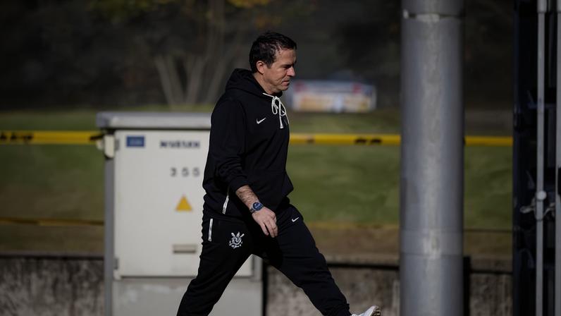 Marcelo Paz, executivo de futebol do Corinthians, durante treinamento