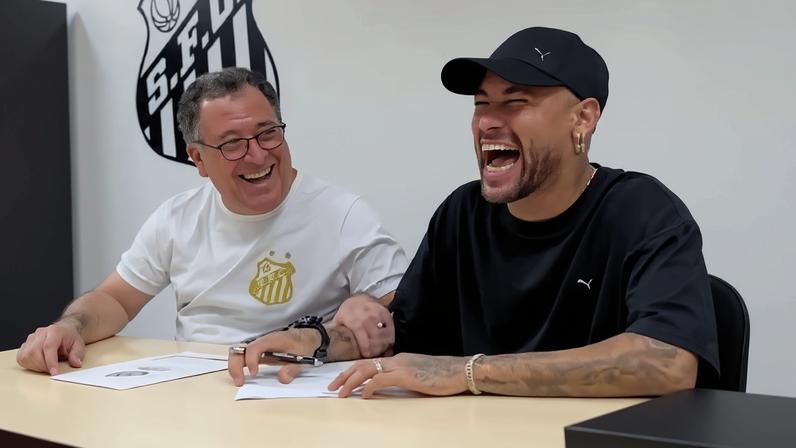 Marcelo Teixeira e Neymar lado a lado no momento da assinatura de contrato do jogador com o Santos