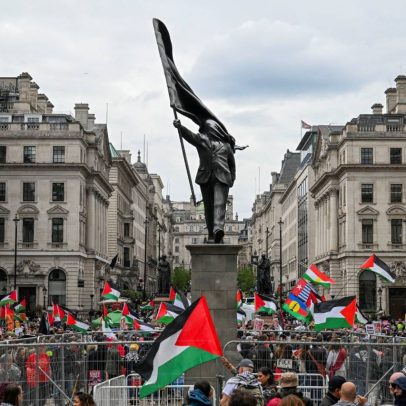 Milhares marcam protestos separados em Londres sobre imigração e Palestina