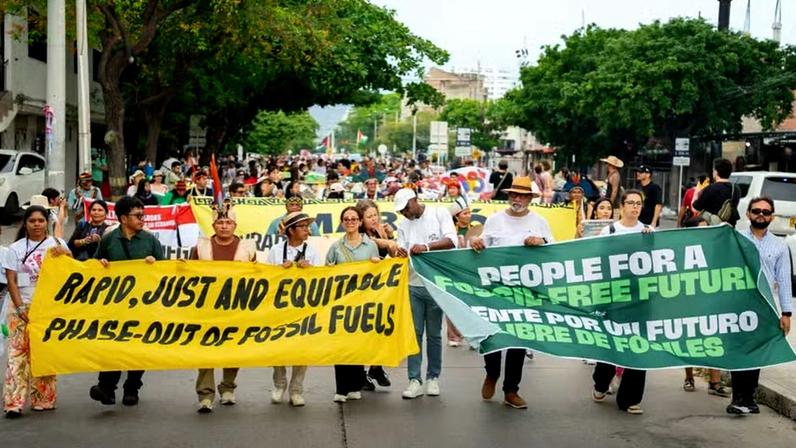 Manifestação em meio à Primeira Conferência sobre a Transição para Longe dos Combustíveis Fósseis, na Colômbia.