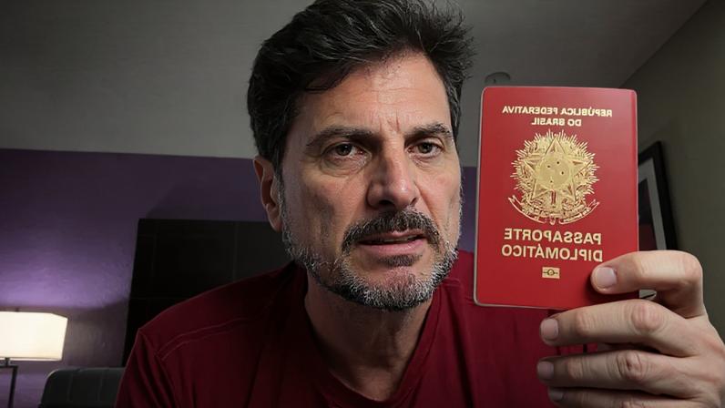 Marcos do Val afirma que Moraes autorizou devolver o passaporte