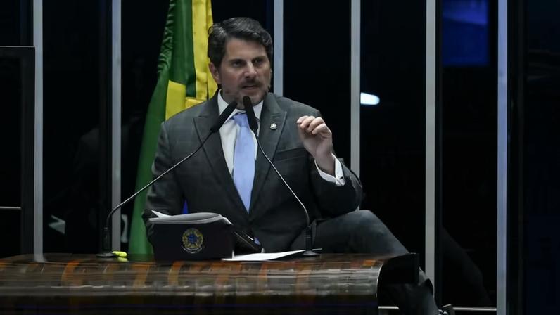 Senador Marcos do Val (Podemos-ES) exibe tornozeleira eletrônica enquanto discursa em plenário