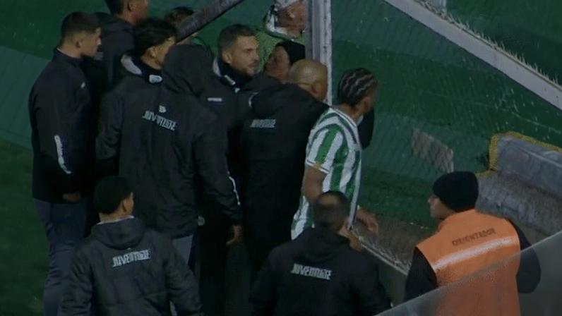 Marcos Paulo, do Juventude, discute com torcedor no Alfredo Jaconi