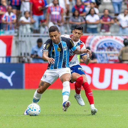 Marcos Rocha, do Grêmio, e Erick Pulga, do Bahia, disputam a bola