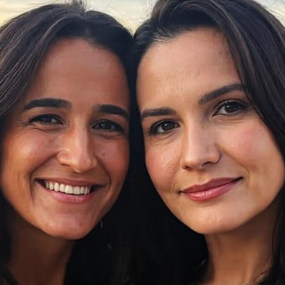 Kyra Gracie abre álbum de fotos e posa com a irmã