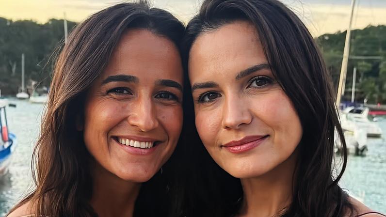 Kyra Gracie abre álbum de fotos e posa com a irmã