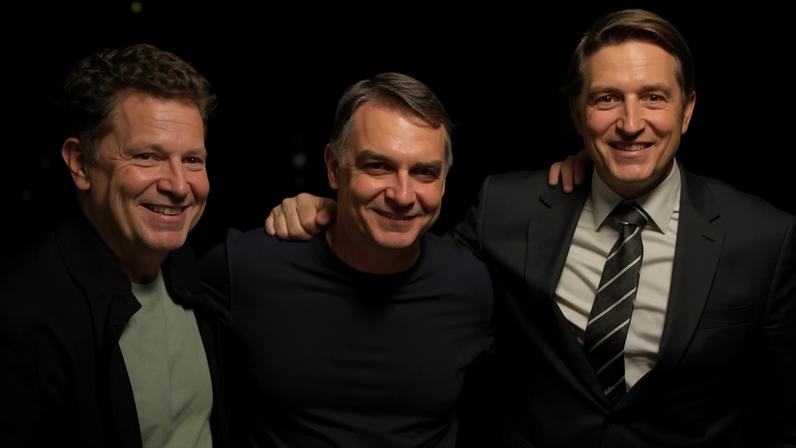 O deputado Mário Frias, o senador Flávio Bolsonaro e o ator Jim Caviezel, que interpreta o ex-presidente Jair Bolsonaro no filme 'Dark Horse' (O Azarão), sobre a vida do ex-presidente brasileiro. — Foto: Reprodução/Redes Sociais