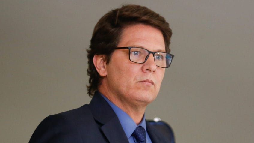 "Se houvesse qualquer indício de crime todos teríamos sido presos, como é o praxe no Brasil para bolsonaristas", disse Mario Frias (foto), produtor executivo do filme "Dark Horse", que narra a vida de Jair Bolsonaro