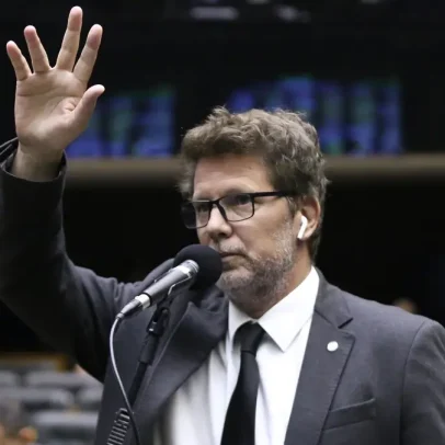Motta responde a Dino: viagem de Frias ao exterior está em apreciação
