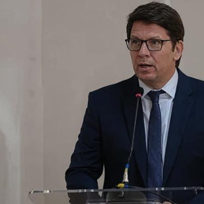 Mário Frias procura Hugo para explicar viagem ao exterior
