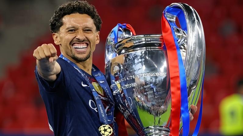 Marquinhos comemora título com a taça da Champions
