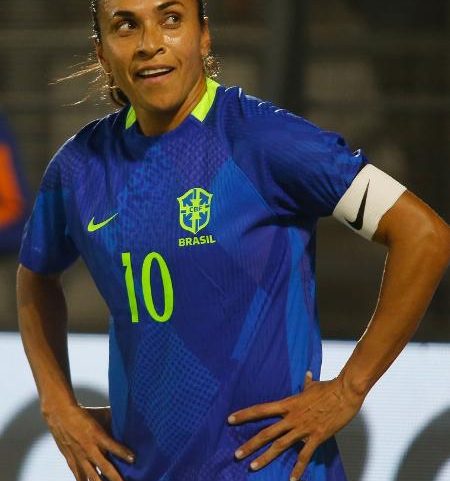 Marta em ação durante amistoso feminino entre Brasil e Japão