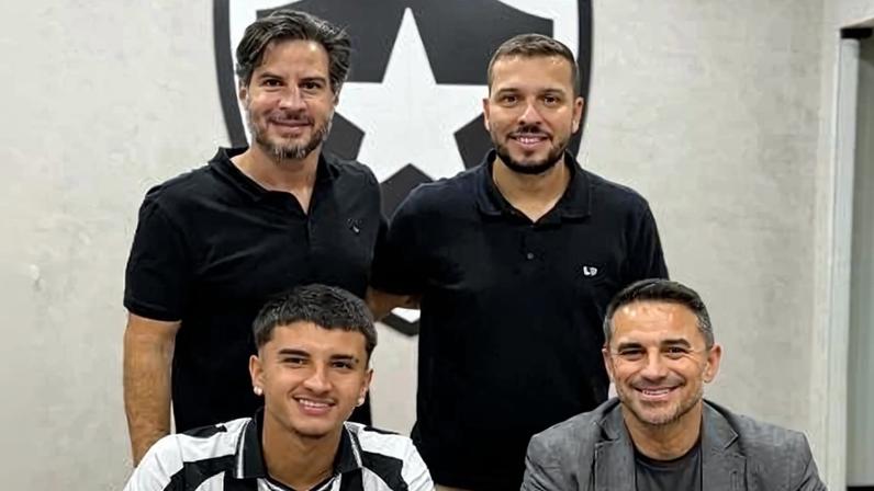 Martin Caetano ao lado do pai, Rodrigo Caetano, e dirigentes do Botafogo