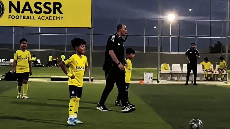 O pequeno Mateo antes de bater a falta na escolinha do Al-Nassr
