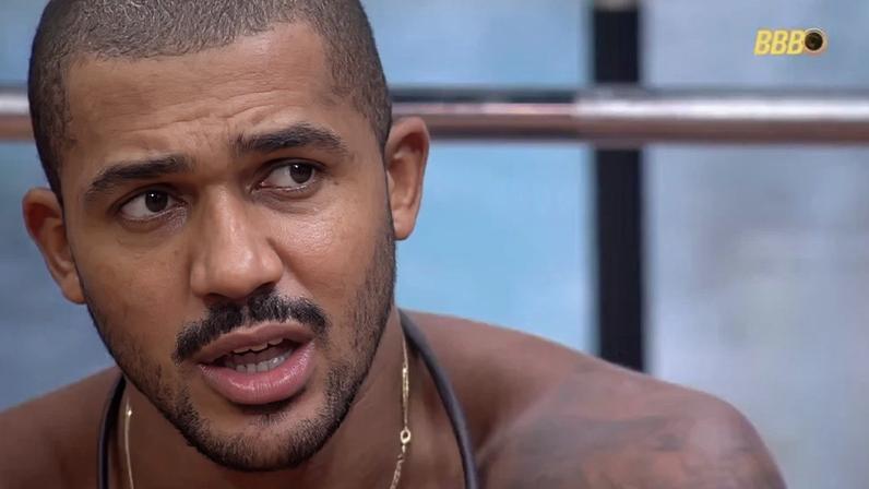 Matheus do BBB 26 admite erros no reality e reage a versões que cercam seu nome