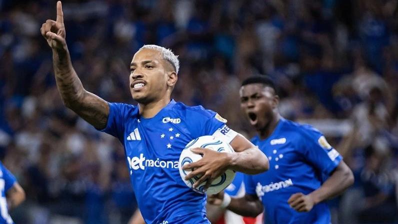 Matheus Pereira comemora gol marcado em Cruzeiro x Universidad Católica (CHI)