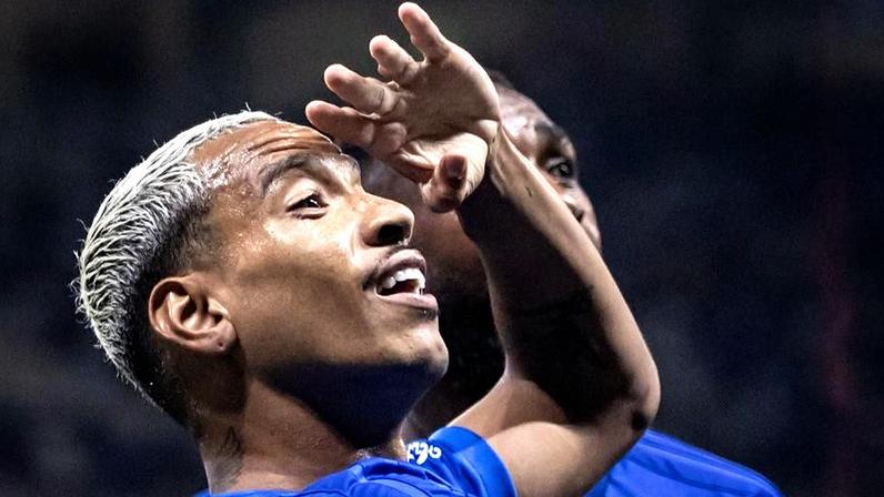 Matheus Pereira, do Cruzeiro, comemora gol contra o Coritiba, pelo Campeonato Brasileiro