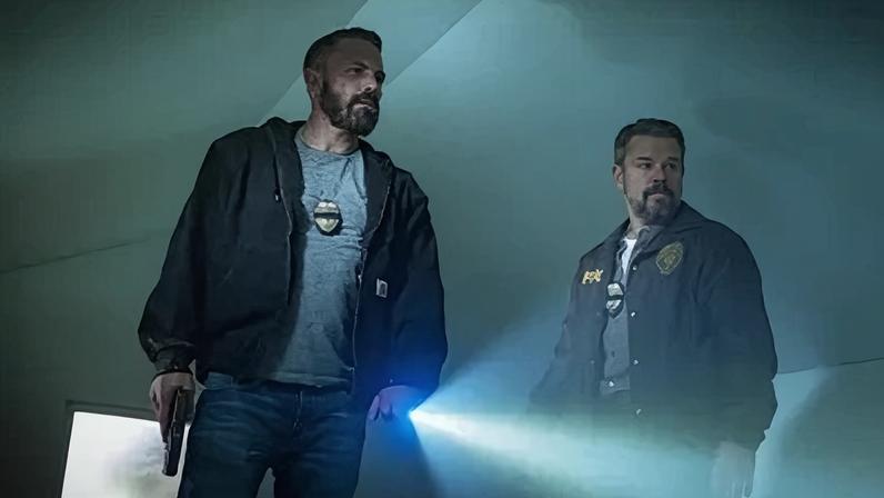 Matt Damon e Ben Affleck em cena de "Dinheiro Suspeito"