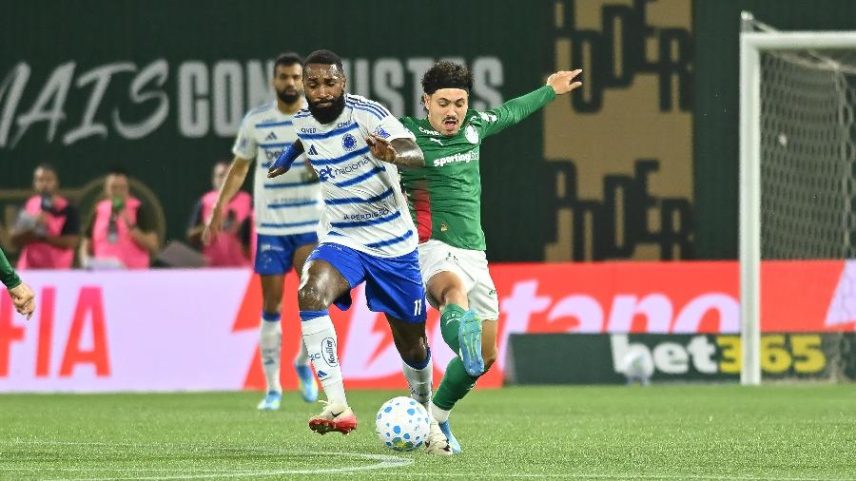 Maurício, do Palmeiras, e Gerson, do Cruzeiro, disputam jogada pelo Brasileirão