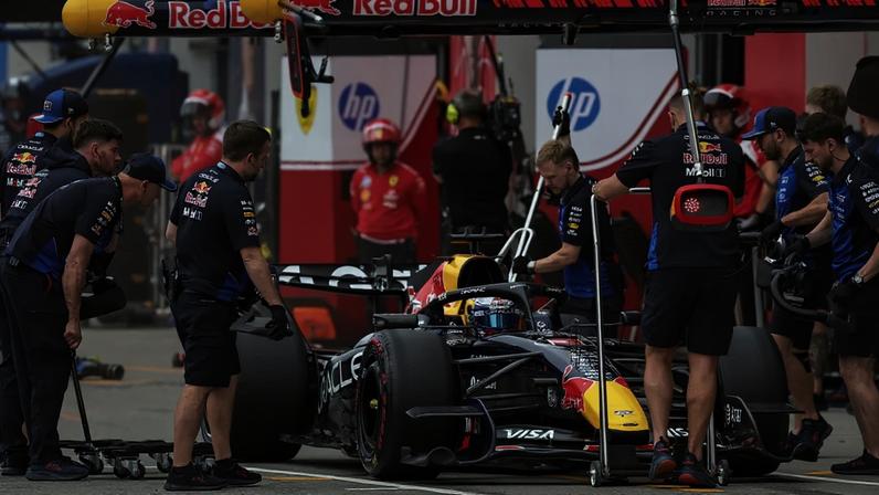 Max Verstappen na garagem da Red Bull no GP do Canadá pela F1 2026 (Foto: Cristobal Herrera Ulashkevich / POOL / AFP)