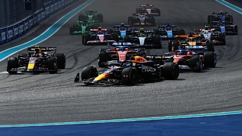 Max Verstappen lidera fila de carros após a largada do GP de Miami de 2025