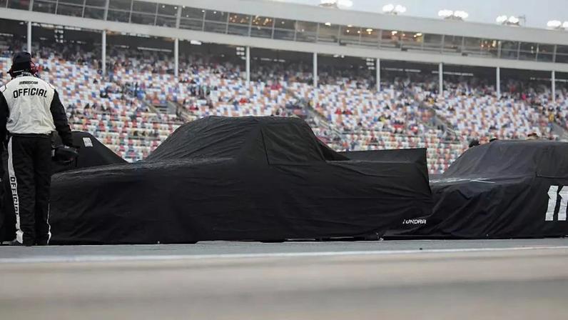 Trucks com capa de proteção devido a chuva em Charlotte
