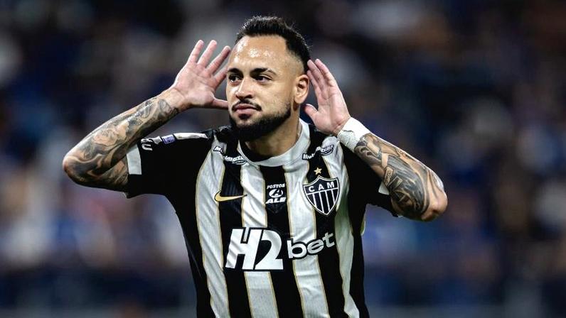 Maycon comemora gol de pênalti no clássico mineiro entre Cruzeiro e Atlético-MG