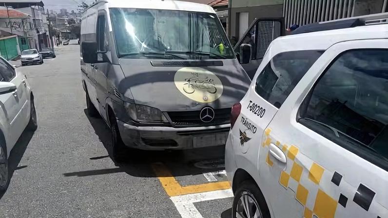 Mercedes-Benz Sprinter apreendida em São Paulo com R$ 800 mil em multas — Foto: Detran/Divulgação