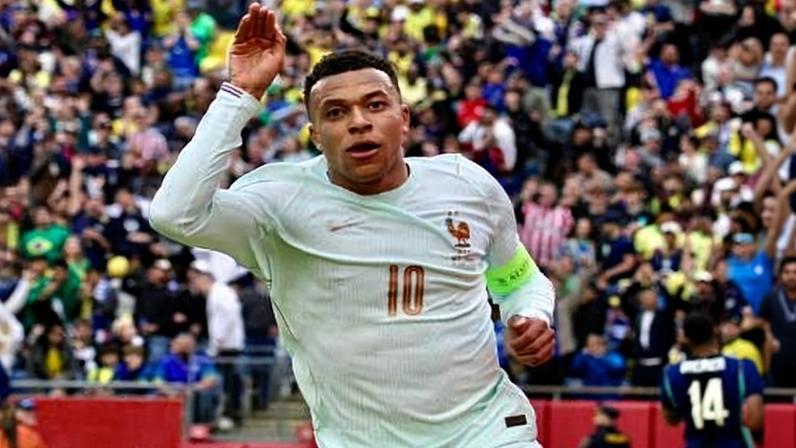 Mbappé comemora primeiro gol da França contra o Brasil