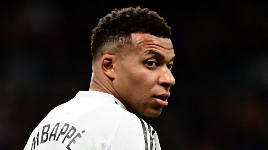 Mbappé em ação durante Real Madrid x Sevilla, jogo do Campeonato Espanhol