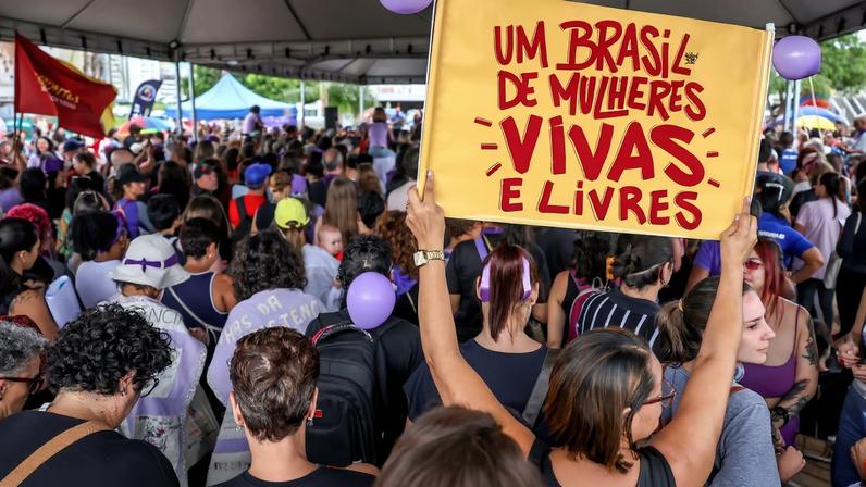 Brasília (DF), 07/12/2025 - O Levante Mulheres Vivas realiza ato na área central de Brasília para denunciar o feminicídio e todas as formas de violência contra mulheres. Foto: Marcelo Camargo/Agência Brasil