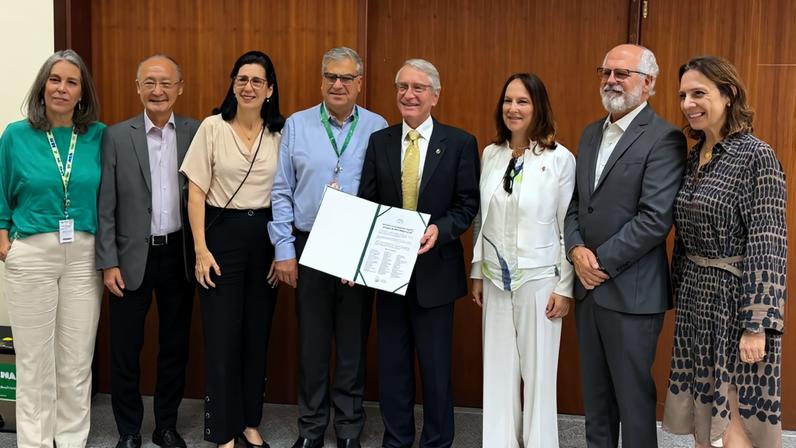 Representantes dos professores titulares entregaram o documento ao reitor e à vice-reitora – Foto: Divulgação