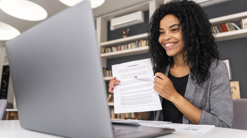 Dados pessoais, objetivo e formação precisam estar organizados corretamente no currículo. Entenda a lógica da estrutura ideal e por que ela faz diferença nos processos seletivos atuais