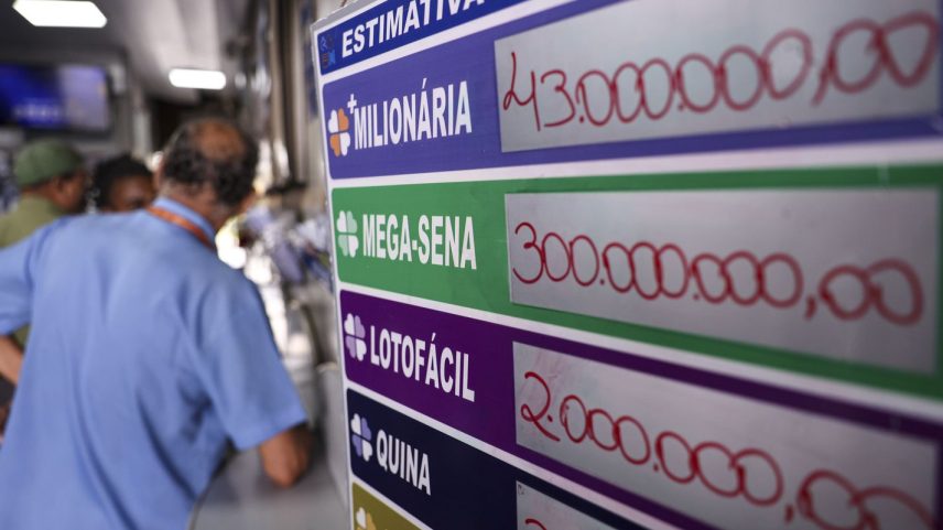 Brasília (DF), 23/05/2026 - O concurso 3.010 da Mega-Sena especial de 30 anos deve pagar neste domingo (24) um prêmio estimado de R$ 300 milhões para quem acertar as seis dezenas. Foto: Marcelo Camargo/Agência Brasil