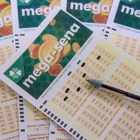 Mega-Sena, concurso da Mega-Sena, jogos da Mega-Sena, loteria da Mega-Sena - Volantes da Mega Sena sendo preenchidos para apostas em casas lotéricas da Caixa.