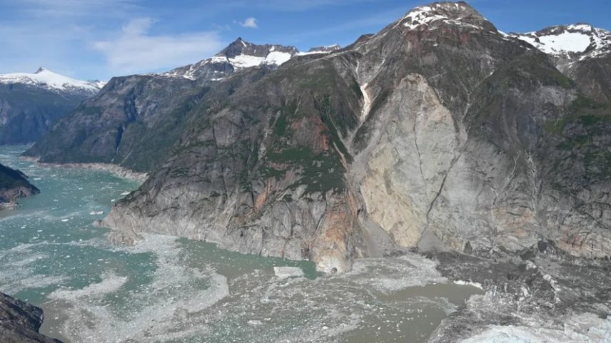 Vista aérea do deslizamento de terra e tsunami de agosto de 2025 perto da geleira South Sawyer, no Alasca. — Foto: Cyrus Read/U.S. Geological Survey