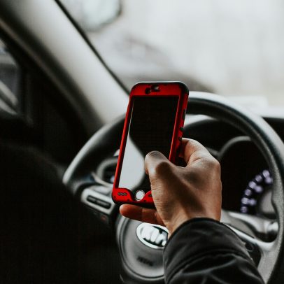Pode usar celular parado no trânsito? Entenda o que diz a lei