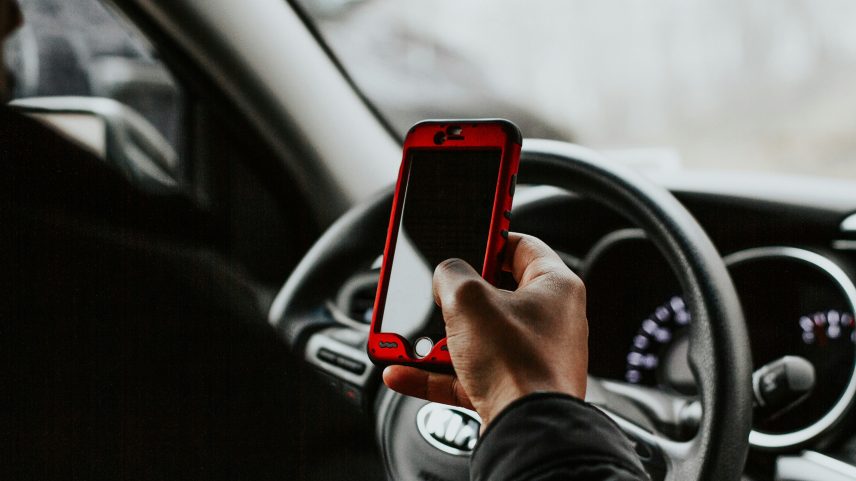 Usar o celular ao volante é infração gravíssima, mesmo quando o veículo está parado momentaneamente no trânsito — Foto: Reprodução/Unsplash