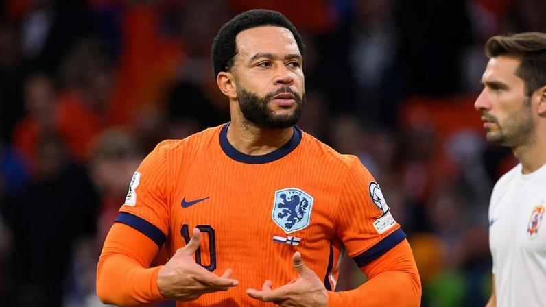 Memphis comemora gol marcado pela Holanda contra a Finlândia nas Eliminatórias