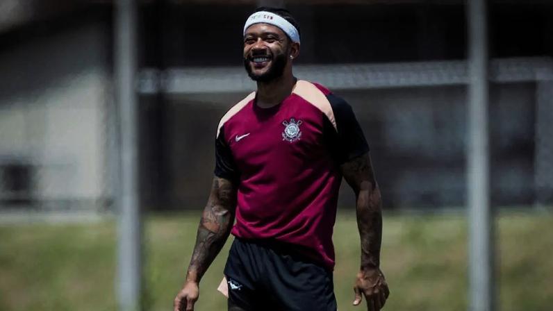 Memphis Depay durante treino do Corinthians