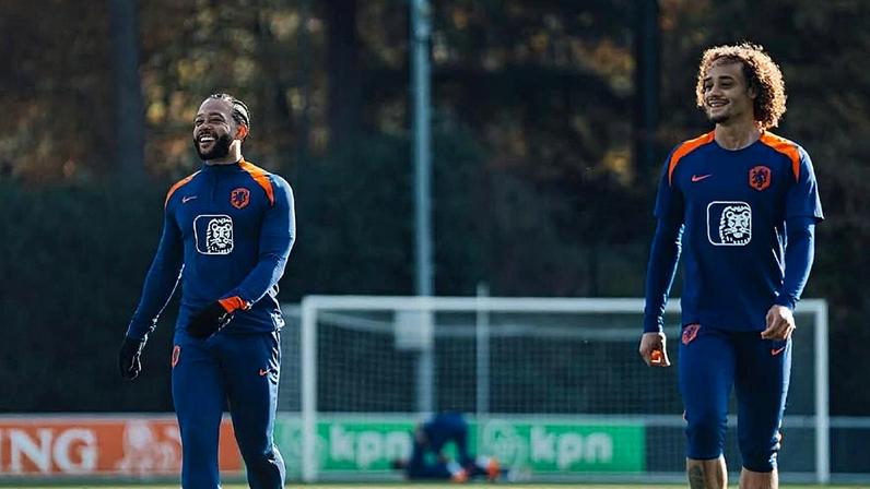 Memphis Depay em ação durante treino da seleção da Holanda
