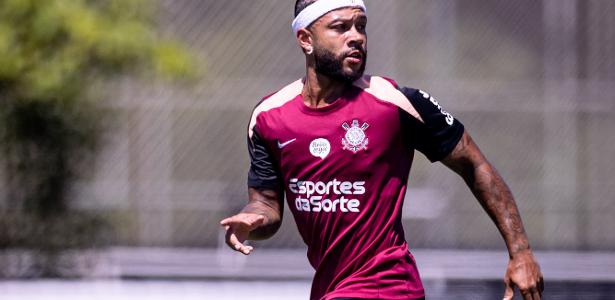 Memphis durante treino do Corinthians antes da lesão