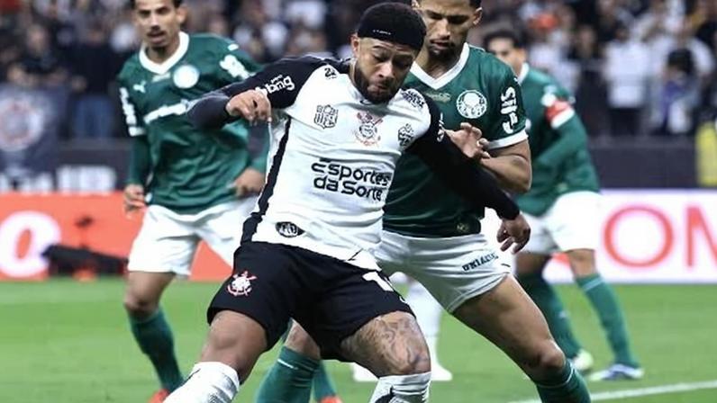 Memphis e Murilo em ação durante jogo entre Corinthians e Palmeiras pelo Brasileirão