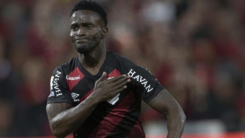 Mendoza comemora após marcar para o Athletico-PR contra o Flamengo pelo Campeonato Brasileiro 2026