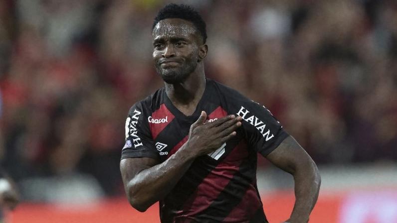 Mendoza comemora após marcar para o Athletico-PR contra o Flamengo pelo Campeonato Brasileiro 2026